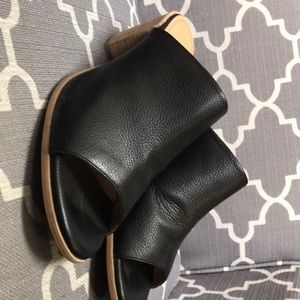 Dr. Scholl's Shoes - Gorgeous, black, slide on sandal with hill. Dr. Scholl's Shoes - Gorgeous, black, slide on sandal with hill.